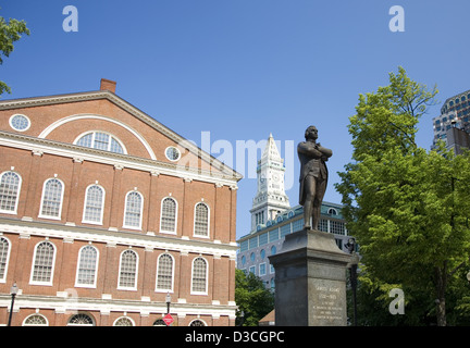 Statue von Samuel Adams vor der Faneuil Hall mit der Custom House Tower im Hintergrund, Boston, Massachusetts, Usa Stockfoto