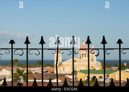 Ein Blick über die Stadt von la Mercad Kirche in der Kathedrale von Granada in Nicaragua. Stockfoto