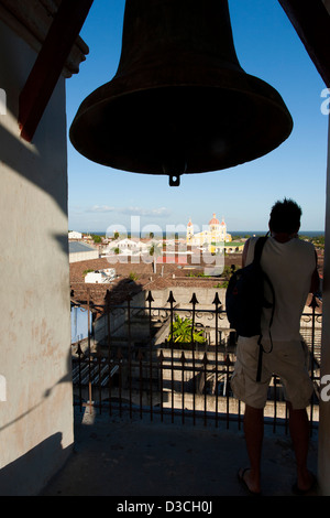 Ein Blick über die Stadt von la Mercad Kirche von der Kathedrale von Granada mit einem jungen in der Silhouette in Nicaragua. Stockfoto