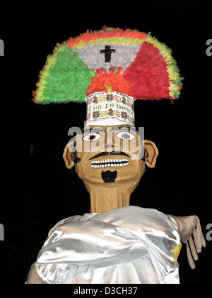 Papier Pappmaché-Kopf der riesigen Gigante Marionette Tänzerin mit prächtigen Federschmuck Tanz in Parade am Zocalo Oaxaca Mexico Stockfoto