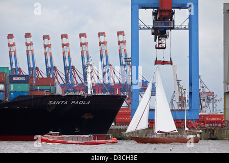 Hamburg, Deutschland, ist ein Boot und ein Segelboot in der Container-Hafen Stockfoto