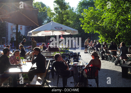 Berlin, Deutschland, die Gäste sitzen in einem Straßencafé in der Abendsonne am Maybachufer Stockfoto