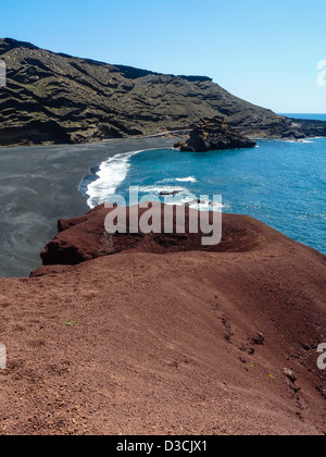 Eine rote Klippe hinunter zum schwarzen Strand bei El Golfo, Lanzarote Stockfoto