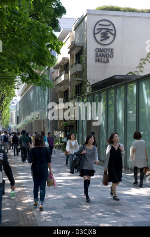 Käufer ein Spaziergang vorbei an Omotesando Hills Shopping Mall entlang Omotesando-Dori-Straße in der gehobenen Shibuya Station von Tokio, Japan. Stockfoto