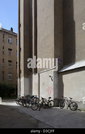 Berlin, Deutschland, Fahrräder in einem grauen Hinterhof Stockfoto