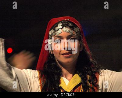 Frau tanzt auf türkische Nacht Show von traditionellen Tänzen in Kappadokien, Türkei. Stockfoto