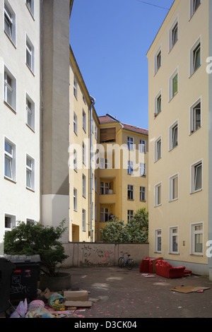 Berlin, Deutschland, Sperrmüll und Mülltonnen in einer Seitengasse in der Sonne Stockfoto