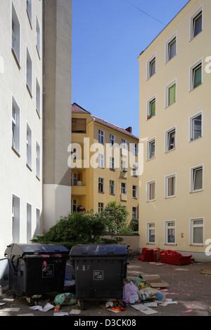 Berlin, Deutschland, Sperrmüll und Mülltonnen in einer Seitengasse in der Sonne Stockfoto