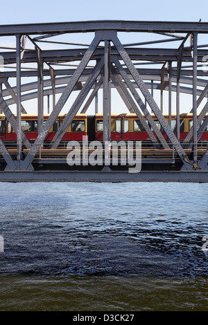 Berlin, Deutschland, S-Bahn über die Eisenbahnbrücke verläuft Stockfoto