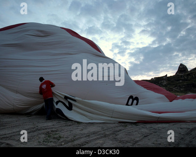 Heißluft Ballons werden aufgeblasen, um Cappadocia (Kapadokya) überfliegen, Provinz Nevsehir, Türkei, als Weltkulturerbe gelistet. Stockfoto