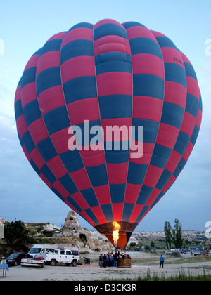 Heißluft Ballons werden aufgeblasen, um Cappadocia (Kapadokya) überfliegen, Provinz Nevsehir, Türkei, als Weltkulturerbe gelistet. Stockfoto