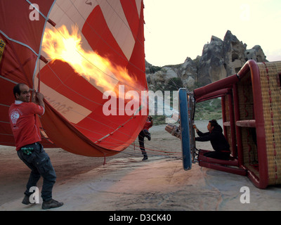 Heißluft-Ballon wird aufgeblasen, um fliegen über Cappadocia (Kapadokya), Provinz Nevsehir, Türkei, als Weltkulturerbe gelistet. Stockfoto