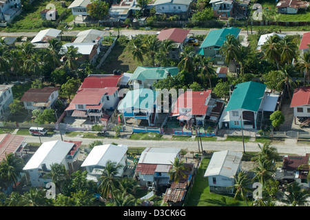 Georgetown, Guyana. Suburban Wohnungsbau aus der Luft. Liebäugeln Sie Flugplatz. Stockfoto