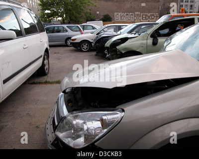 Berlin, Deutschland, Unfallautos auf dem Parkplatz von einem Autohaendlers Stockfoto