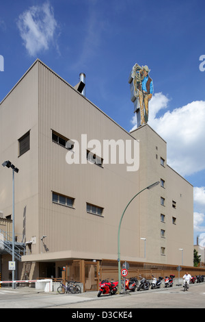 Berlin, Deutschland, Cowboy Figur auf dem Dach der Halle Tabakkonzern Philip Morris Stockfoto