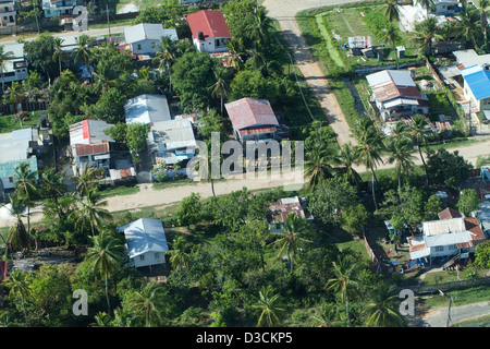Georgetown, Guyana. Suburban Wohnungsbau aus der Luft. Liebäugeln Sie Flugplatz. Stockfoto