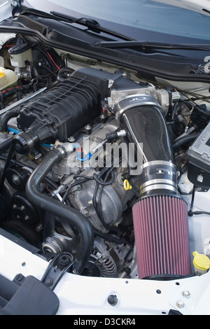 Luftfilter, Kompressor und Zufuhr auf einem modifizierten und aufgeladene V8 Automotor. Stockfoto