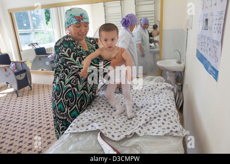 Kinder mit Kinderlähmung an die republikanische Kinder-Reha-Zentrum, 20 km von Duschanbe, Tadschikistan Stockfoto