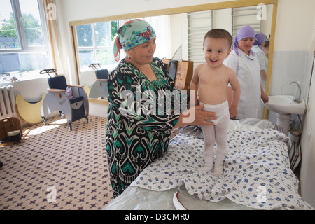 Kinder mit Kinderlähmung an die republikanische Kinder-Reha-Zentrum, 20 km von Duschanbe, Tadschikistan Stockfoto