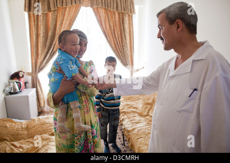 Kinder mit Kinderlähmung an die republikanische Kinder-Reha-Zentrum, 20 km von Duschanbe, Tadschikistan Stockfoto