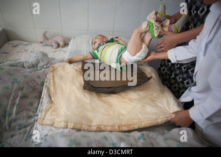 Kinder mit Kinderlähmung an die republikanische Kinder-Reha-Zentrum, 20 km von Duschanbe, Tadschikistan Stockfoto