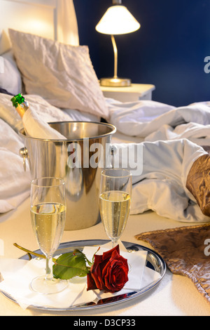 Champagner rose im Bett feiern Sie besondere Anlässe Hotelzimmer Stockfoto