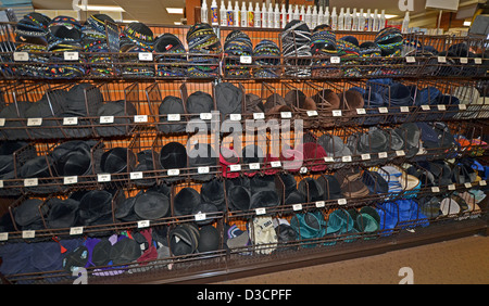 An Hamafitz Judaica Shop, Crown Heights, Brooklyn, New York. Skull caps - Kippas - zum Verkauf. Stockfoto