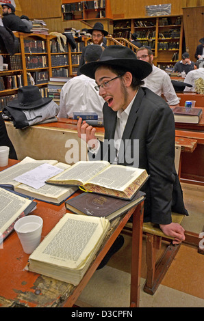 Chassidische Studierender aus Israel, Talmud Hauptquartier der Lubawitscher in Crown Heights, Brooklyn, New York Stockfoto
