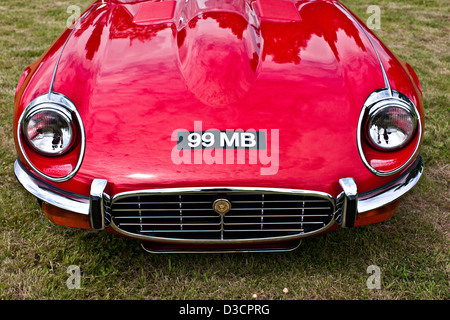 Roten Jaguar E-Type, hoher Winkel der Motorhaube Stockfoto