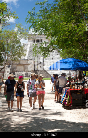 Touristen schlendern den Prozessionsweg Damm Blick auf Souvenirs bei Chichen Itza, Mexiko Stockfoto
