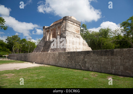 Der nördliche Tempel oder Tempel des bärtigen Mannes am Nordende des großen Ball Court, Chichen Itza, Mexiko Stockfoto