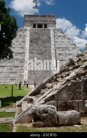 Die Plattform der Venus mit El Castillo im Hintergrund in Chichen Itza, Mexiko. Stockfoto