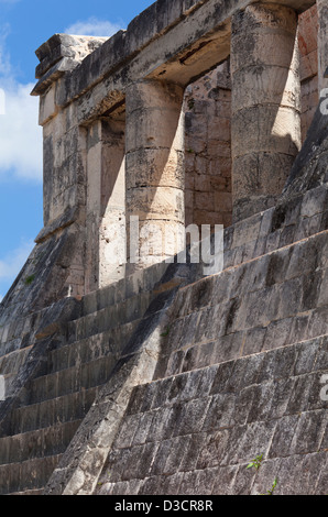 Der nördliche Tempel oder Tempel des bärtigen Mannes am Nordende des großen Ball Court, Chichen Itza, Mexiko Stockfoto