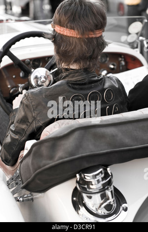 Rennfahrer in Lederjacke, Mille Miglia Autorennen, Italien, 2008 Stockfoto