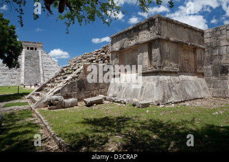 Die Plattform der Venus mit El Castillo im Hintergrund in Chichen Itza, Mexiko. Stockfoto