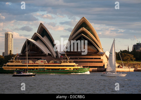 Sydney Harbour Ferry "Collaroy" Manly Dienst vorbei vor dem Sydney Opera House in der späten Nachmittag Sydney Australia Stockfoto