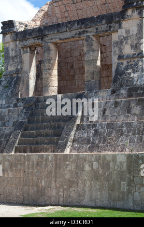 Der nördliche Tempel oder Tempel des bärtigen Mannes am Nordende des großen Ball Court, Chichen Itza, Mexiko Stockfoto