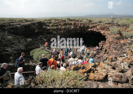 Arrieta, Spanien, der Eingang zu der Cueva de Los Verdes Stockfoto