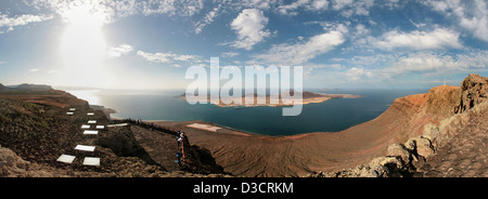 Haria, Spanien, Blick vom Mirador del Rio, auf der Insel La Graciosa Stockfoto