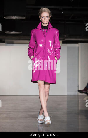 London, England, Vereinigtes Königreich. Samstag, 16. Februar 2013. Antipodium, vom Designer Geoffrey J. Finch, Laufsteg Modenschau während der London Fashion Week an der London Film Museum in Covent Garden. Foto: CatwalkFashion/Alamay Live-Nachrichten Stockfoto