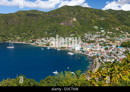 La Soufriere Stadt und die Bucht von St Lucia Stockfoto