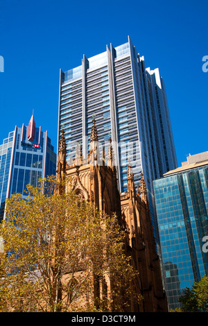 Anglikanische Kathedrale St. Andreaskirche mit modernen Bürogebäude im Hintergrund Town Hall Square Sydney Australia Stockfoto