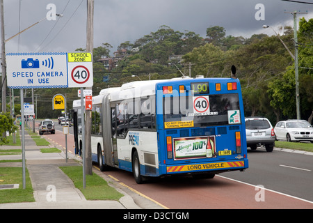 Sydney Bus fährt in der Busspur entlang pittwater Road, Narrabeen, Sydney, Australien Stockfoto