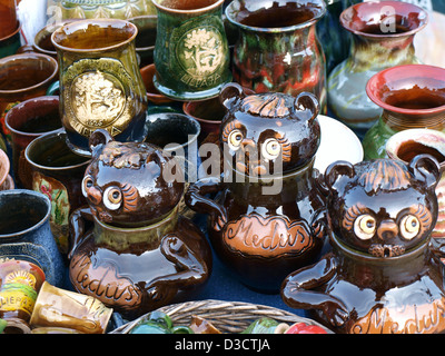 Hausgemachte dekorative Keramik Geschirr für den Verkauf auf dem lettischen Markt Stockfoto