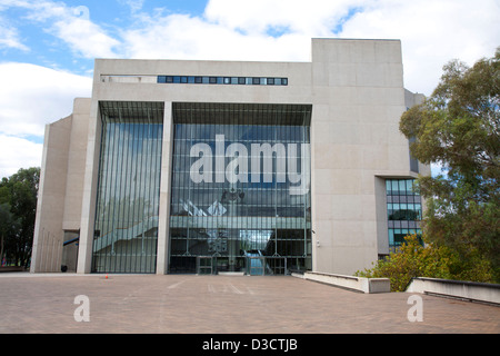 Der Haupteingang zum The High Court of Australia ist ein herausragendes Beispiel der späten moderne Brutalismus. Stockfoto