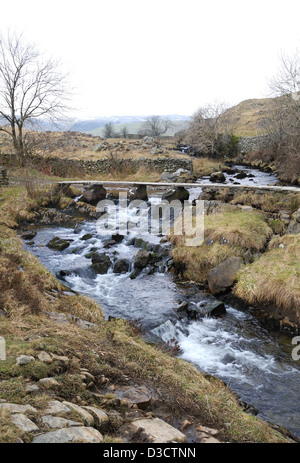 Clapper Bridge und Ford, einen alten Stein Brücke nördlich von Wharfe in North Yorkshire Dales, England gebaut. Stockfoto