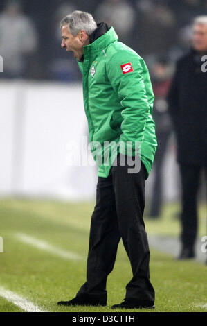 Mönchengladbach Cheftrainer Lucien Favre steht an der Seitenlinie in der UEFA Europa League Runde der 32 ersten Bein-Fußballspiel zwischen Borussia Moenchengladbach und Lazio Rom im Borussia-Park-Stadion in Mönchengladbach, 14. Februar 2013. Foto: Roland Weihrauch Stockfoto