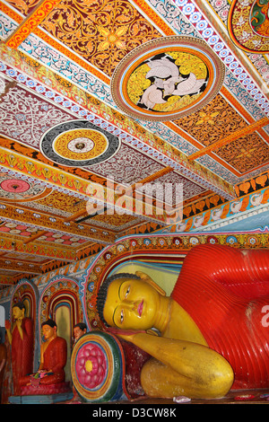 Liegenden Buddha und bemalte Decke im Isurumuniya-Tempel Stockfoto