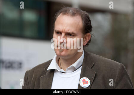 Hammersmith, London, UK. 16. Februar 2013. Carlo Nero, Führer der sparen unsere Krankenhäuser Verkohlung Cross & Hammersmith. NHS kündigen Schließung des A&E & akute Dienstleistungen in vier Krankenhäusern in West London. Eine Kundgebung zur Unterstützung der lokalen Krankenhäusern & gegen die Verschlüsse ist Lyric Square, Hammersmith statt. Stockfoto