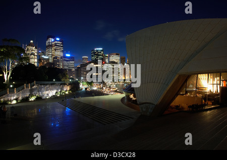 Sydney, Australien, die nächtliche Skyline von Sydney gesehen von der Oper entfernt Stockfoto